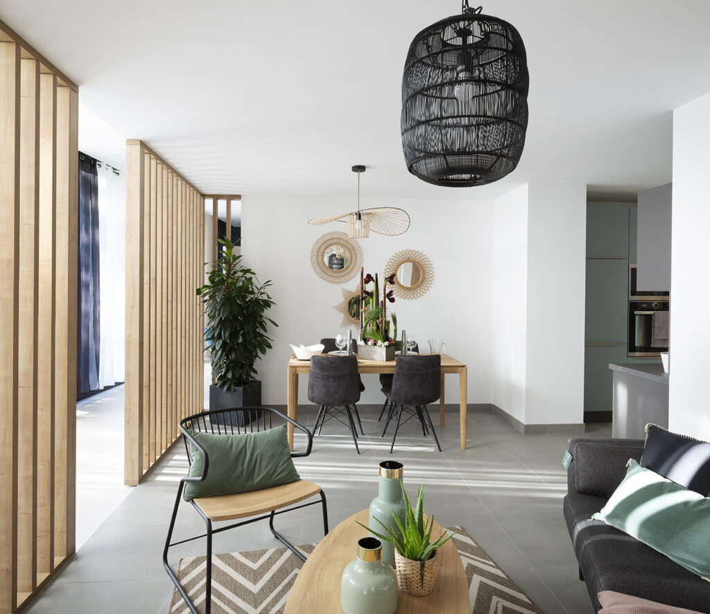 Salle à manger avec mobilier, table, chaise, table basse et tapis