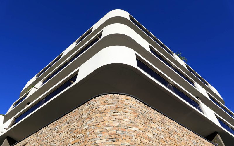 Architecture bâtiment blanc et soubassement en pierre