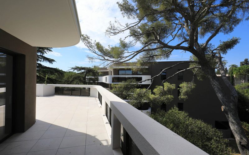 Balcon appartement pin parasol