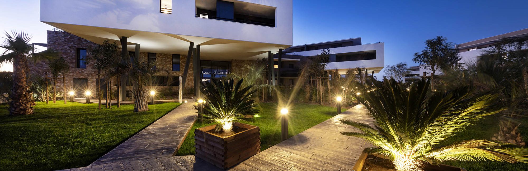 bâtiment et espace paysager avec palmiers résidence Riviera Lodge Pérols