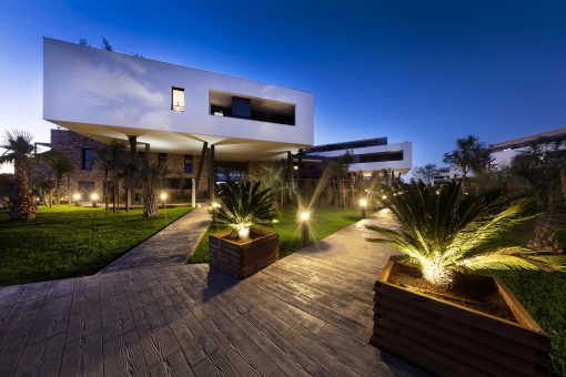 bâtiment et espace paysager avec palmiers résidence Riviera Lodge Pérols