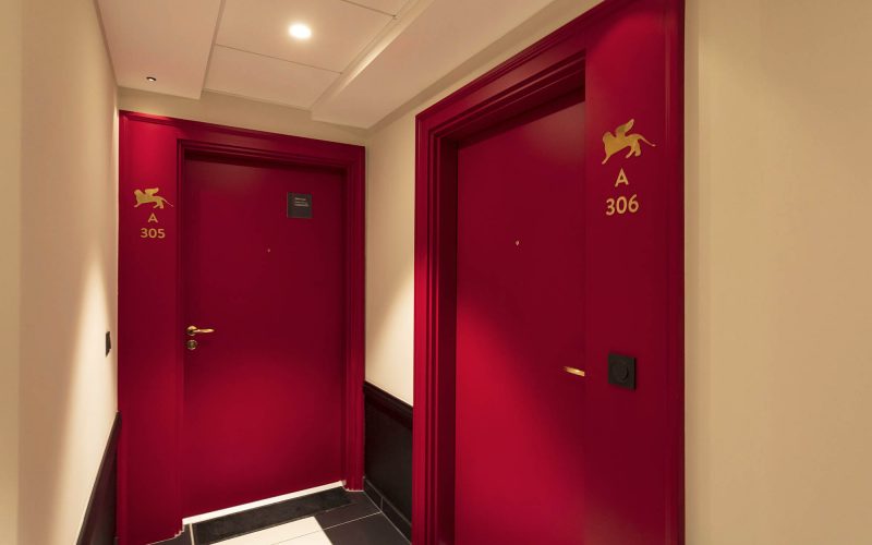 Portes appartements rouges avec numérotation dorée