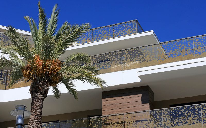 Balcon appartements avec gardes-corps sérigraphiés et palmier