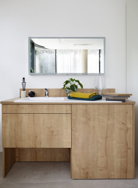 meuble salle de bain en bois clair avec miroir